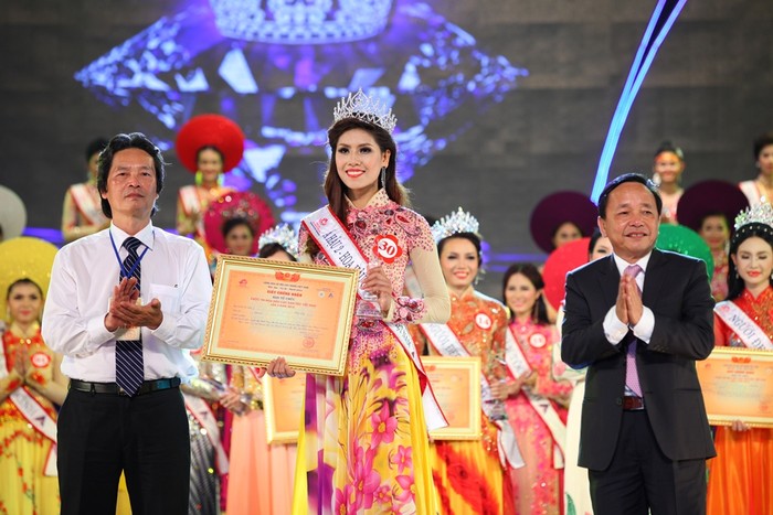 Danh hiệu Á hậu II đã thuộc về thí sinh Nguyễn Thị Loan (SBD 30), cô gái đã từng giành giải Người đẹp Biển tại cuộc thi Hoa hậu Việt Nam 2010.